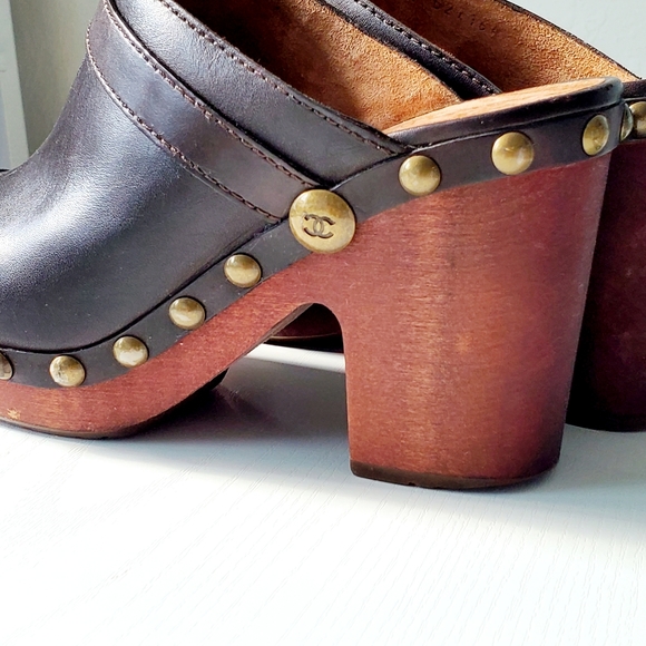CHANEL CC Logo Vtg. Brown Platform Clogs Brass Accent Flawless On Trend Rare - Picture 11 of 14